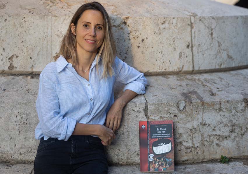 Foto de Maria Iranzo-Cabrera amb el seu llibre